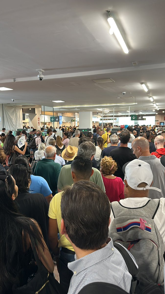 Así está Chamartín ahora mismo, policía, SAMU, personal de <a href="/Renfe/">Renfe</a> y más de 1.000 personas esperando que se restablezca la electricidad de las vías , no sale un tren desde las 13.30 <a href="/oscar_puente_/">Oscar Puente</a>