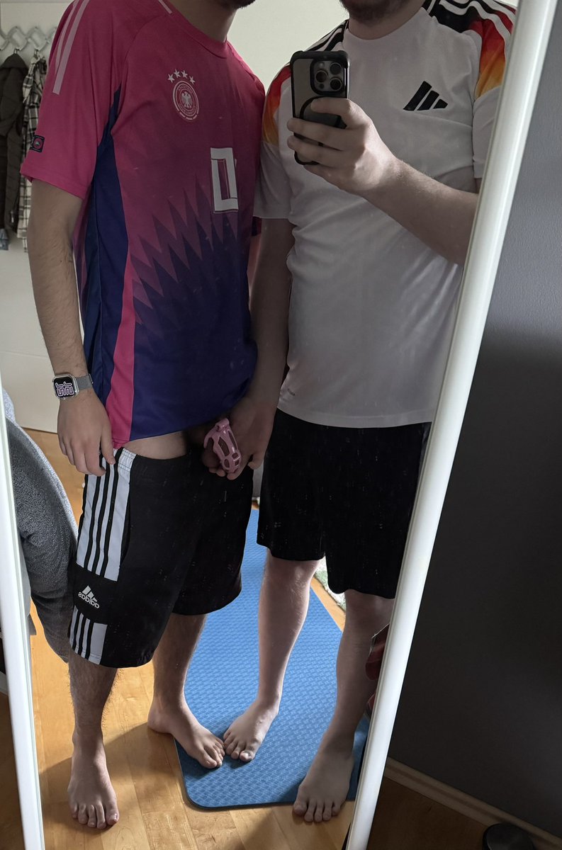 We findet ihr die Outfits von <a href="/underwearboy191/">underwearboy1994</a> und mir? Drunter hatte ich noch was passendes zu meinem Trikot 🙈