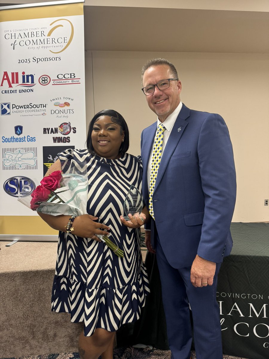 LBWCC's tweet image. Congratulations to Tykeria Banks, recipient of the Dr. Jason Cain Memorial Award at the Opp Hall of Fame Banquet! 🏅 Presented by @LbwWorkforce1’s Chad Sutton, Tykeria is a sophomore from Greenville studying Medical Office Administration.