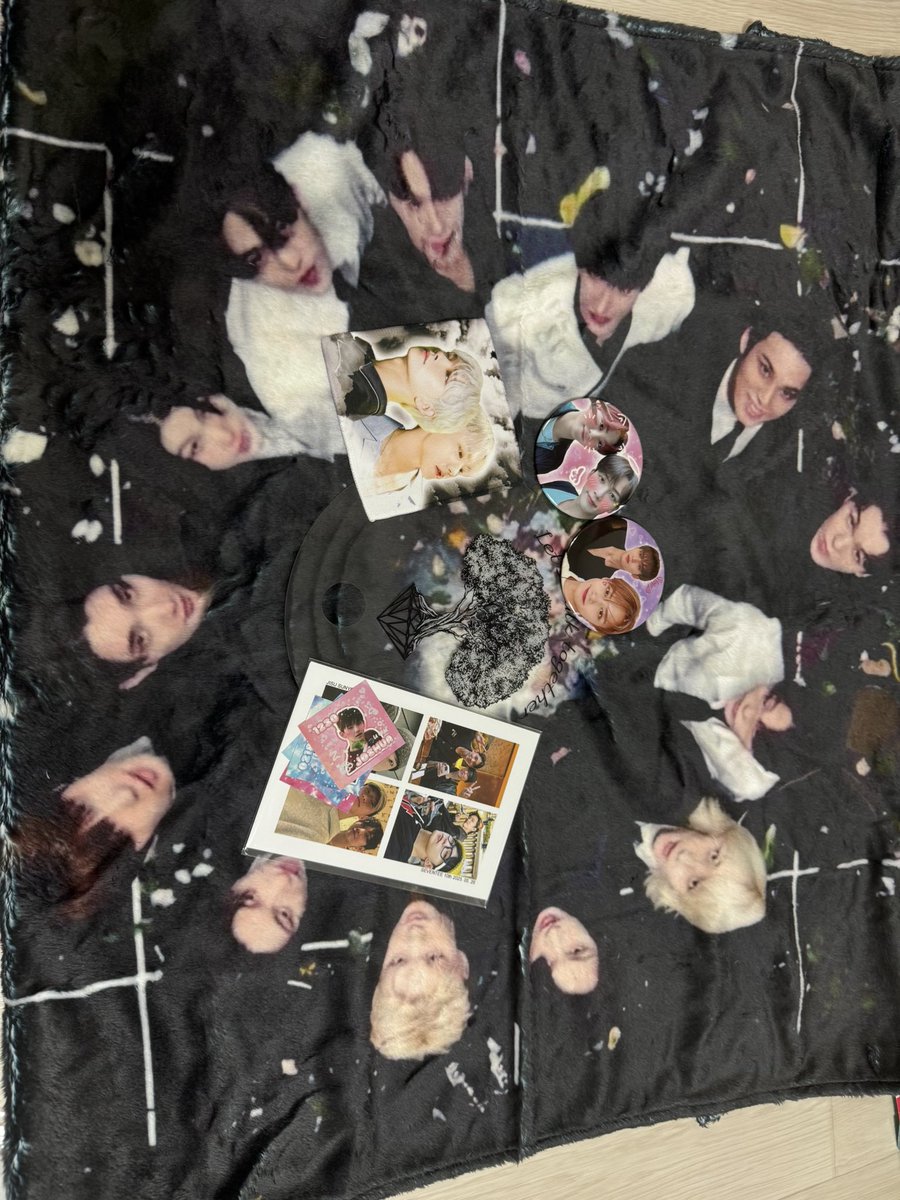 받은지는 좀 됐는데 이제야 올리네요 ㅠㅠ
담요 너무 맘에 들어요!!!!
어찌 이런걸 다 보내주시고 ㅎㅎㅎ 
너무 이쁘게 잘 사용할께요~
<a href="/SVT_world526/">SEVENTEENWORLD</a>