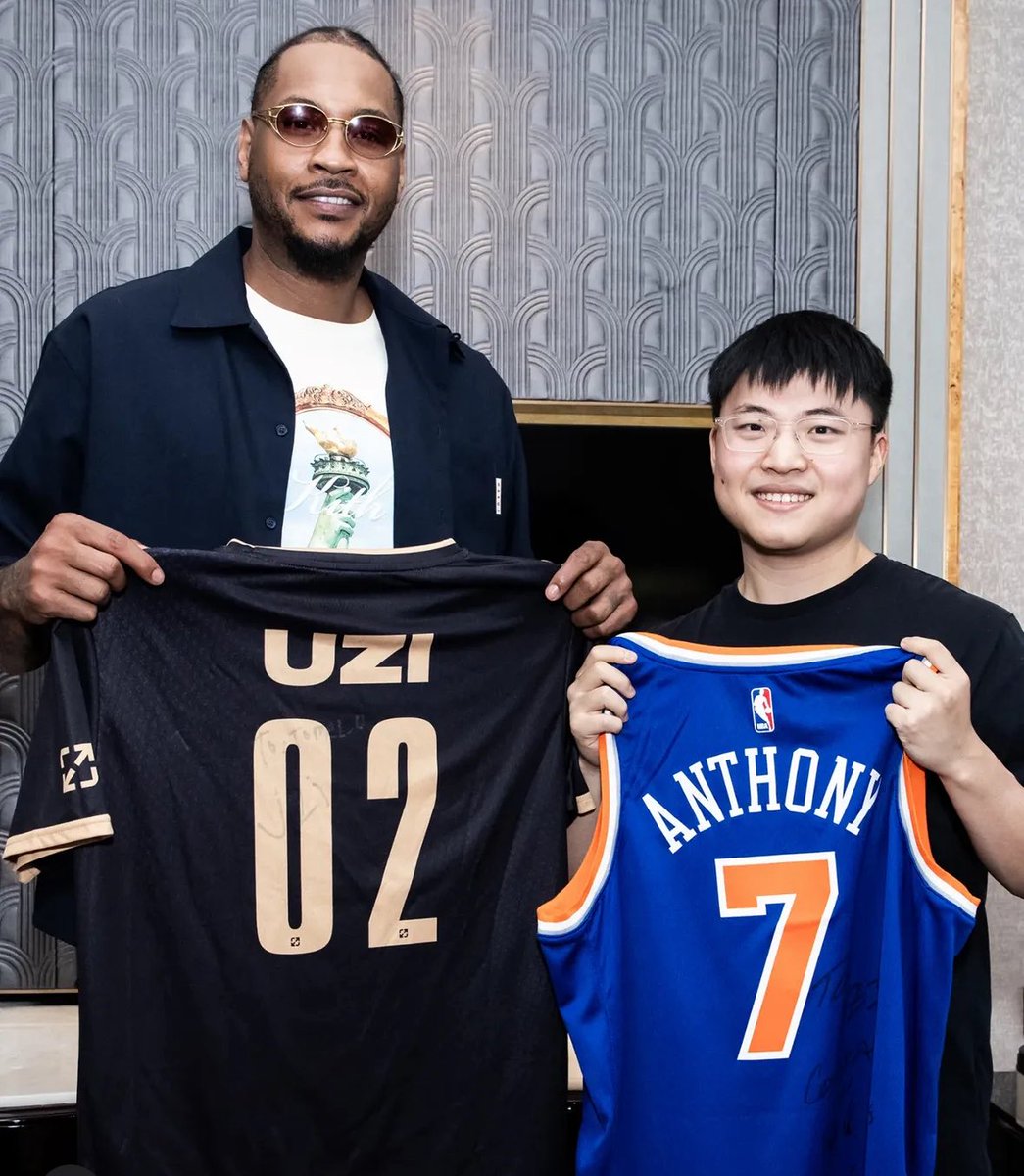 minazu333's tweet image. Carmelo Anthony with Uzi is crazy