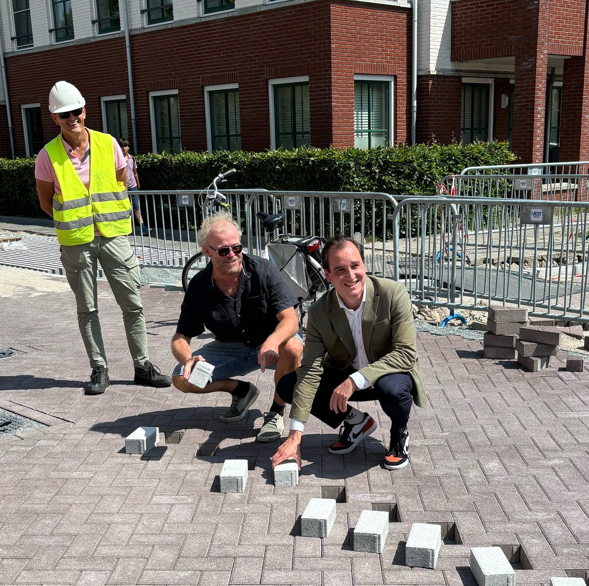 Groot onderhoud in de Molenbuurt!
 
De drie watermolens Waker, Slaper en Dromer zorgden tot begin vorige eeuw dat de polder Oostzaan droog bleef. Bij de bouw van de Molenbuurt rond 1980, zijn de buurten vernoemd naar deze molens. Deze straten zijn na 45 jaar ondertussen aan groot