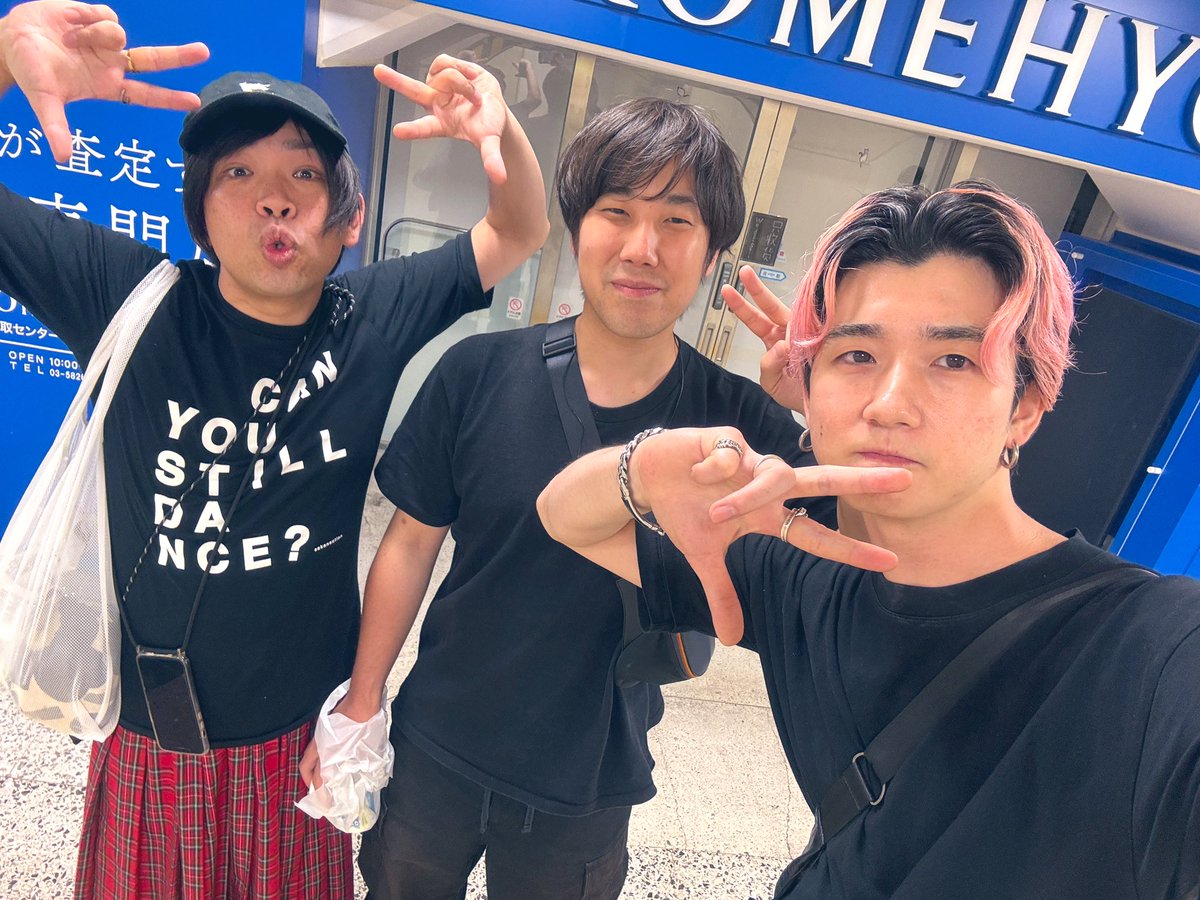 ヘタミュバンドチームマブ3人で「ヘタリア〜A tender world〜」観に行かせて貰いました〜

去年の夏ぶりの日本青年館だったしなんとなく懐かしさも感じつつ、新鮮な面白さもあってサイコーでした〜