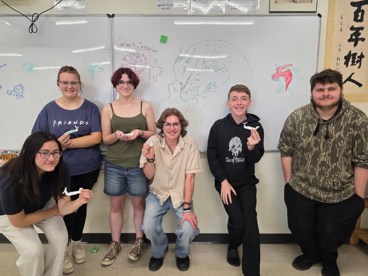 For the last Calligraphy Club meeting of the year members celebrated the Dragon Boat Festival by making origami dragon boats and drawing dragons on the board...while enjoying mini-cupcakes and light refreshments!