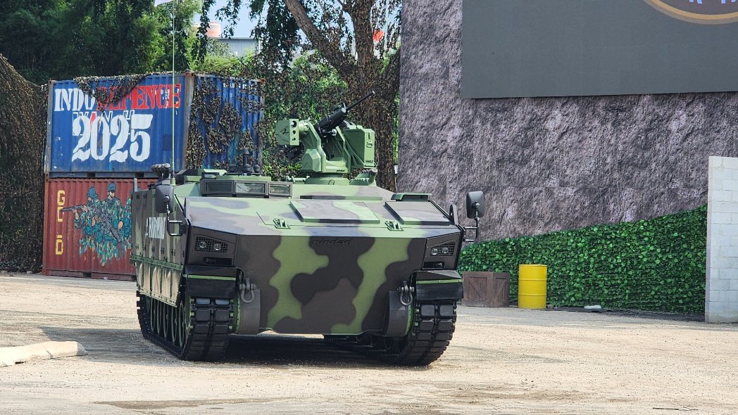 defensearabia's tweet photo. KAPLAN/HARIMAU APC Reviled at Indo Defence 2025
#KAPLANAPC @FNSS_Savunma #PTPindad #IndoDefence #DefenseCooperation #ArmoredVehicle @FNSS_Global
FNSS and PT Pindad are strengthening Indonesia's defense!
After successfully delivering KAPLAN MT tanks, our partnership continues with the new KAPLAN APC.
Unveiled at Indo Defence Expo, this cutting-edge vehicle offers superior protection, firepower, and modularity, carrying 13 soldiers.
https://t.co/VyBLIZPnNP