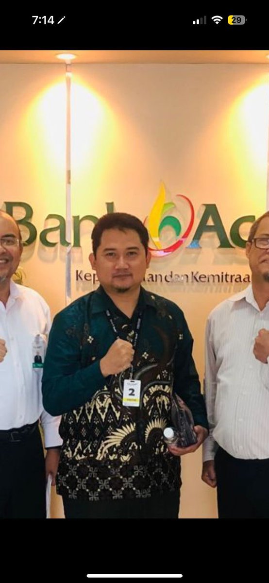 d_othenthic's tweet photo. TOLONG YANG KENAL ORANG INI SPEAK UP PLEASE KELAKUAN DIA YANG SUKAA TEBARR PESONA CARI ISTRI KEDUA BERKEDOK POLIGAMI!!!

korbannya mama sya, sampai saat ini masih ditahap membujuk agar tidak jadi menikah dg lelaki itu. 

jdi ceritanya orang ini AHMAD SYAKIR -cont https://t.co/hvSRasGzzi