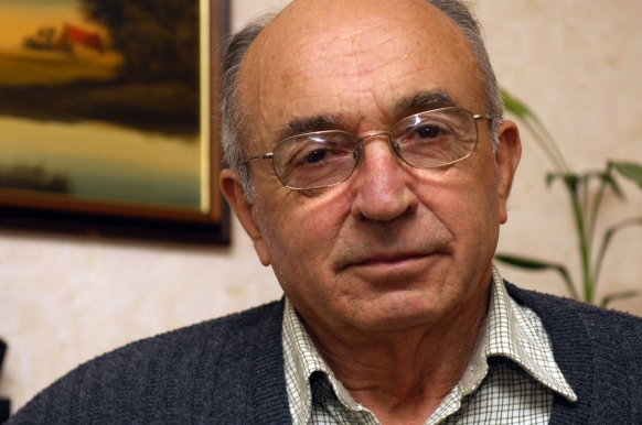 ‼️Mixel Itzaina idazle eta ohorezko euskaltzaina zendu da: labur.eus/wmlp4c4f
👉Euskaltzaleen Biltzarreko buru ohia izan zen, baina, batez ere, euskal kulturaren eragile nekaezina, Ipar Euskal Herriko bertsolaritzaren sustatzaile porrokatua.
📷Gaizka Irotz / 'Kazeta'