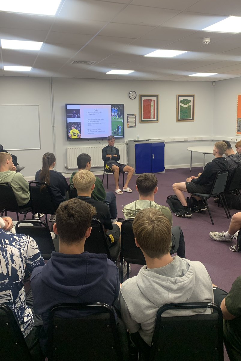 Thank you to former <a href="/ManCity/">Manchester City</a> and current <a href="/NorwichCityFC/">Norwich City FC</a> midfielder Jacob Wright for spending time with our #Football students this afternoon ⚽️👍🏻 

An amazing experience and very insightful session…thank you Jacob 👏🏻👏🏻⚽️ Good luck for the season ahead!

#Myerscough #College ⚽️