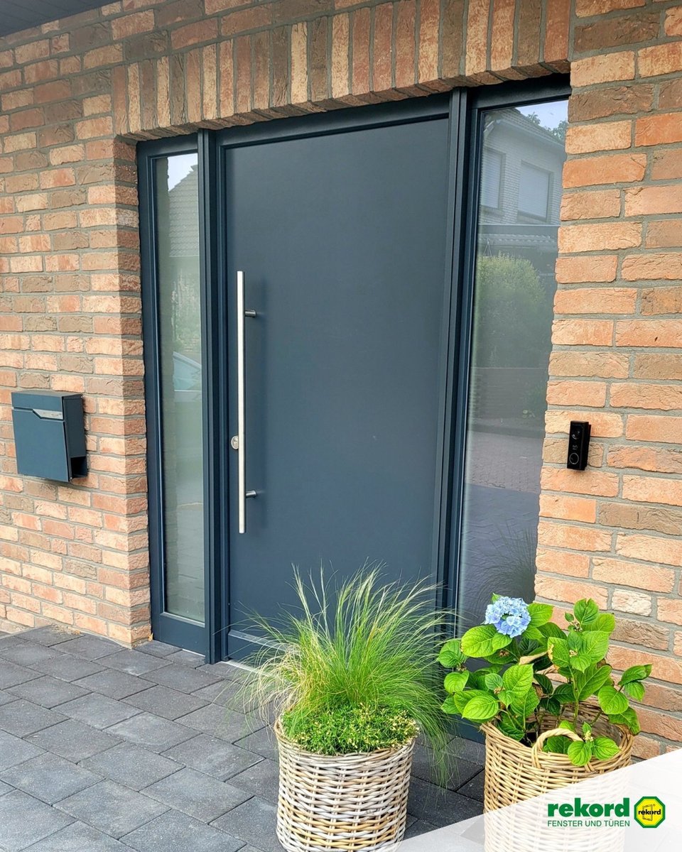 rekord_de's tweet photo. Lassen Sie Ihren #Hauseingang strahlen! ✨  
Der #Hauseingang ist der erste Eindruck von Ihrem #Zuhause! 

Ob #modern, #zeitlos oder #klassisch – die richtige Wahl Ihrer #Haustür kann den Charme Ihres  #Eingangsbereichs entscheidend beeinflussen. 🏡 https://t.co/xXCbgWir9v