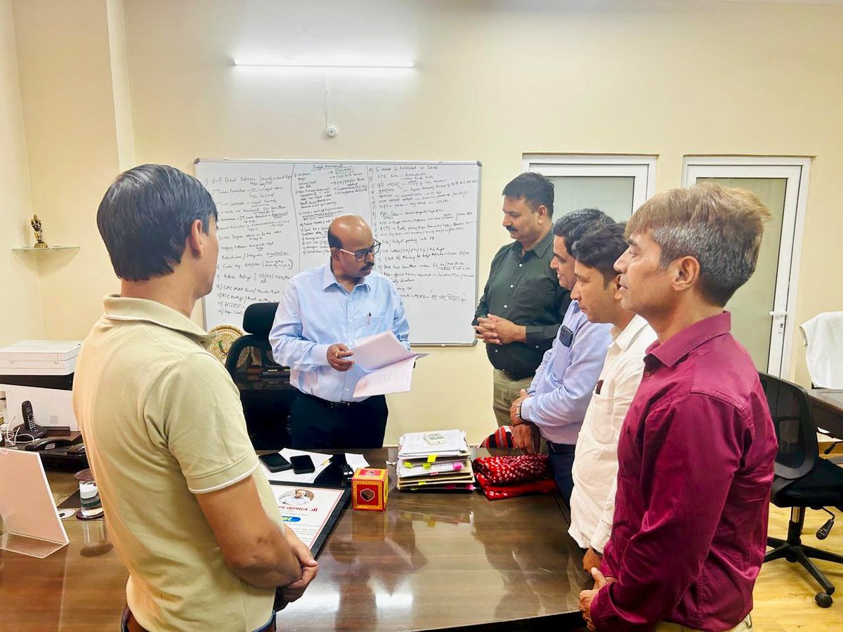 राजस्थान शिक्षक संघ (सियाराम) के पदाधिकारियों ने शिक्षकों की प्रमुख मांगों को लेकर प्रदेश महामंत्री नवीन कुमार शर्मा के नेतृत्व में आज जयपुर में शिक्षा सचिव माननीय कृष्ण कुणाल जी सर से भेंट की।
<a href="/madandilawar/">Madan Dilawar</a> 
<a href="/rajeduofficial/">Dept of Education, Rajasthan</a> 
<a href="/Shaikshiksraj/">शैक्षिक समाचार राजस्थान</a> 
<a href="/rajshiksha_/">Raj Shiksha</a> 
<a href="/News18Rajasthan/">News18 Rajasthan</a>