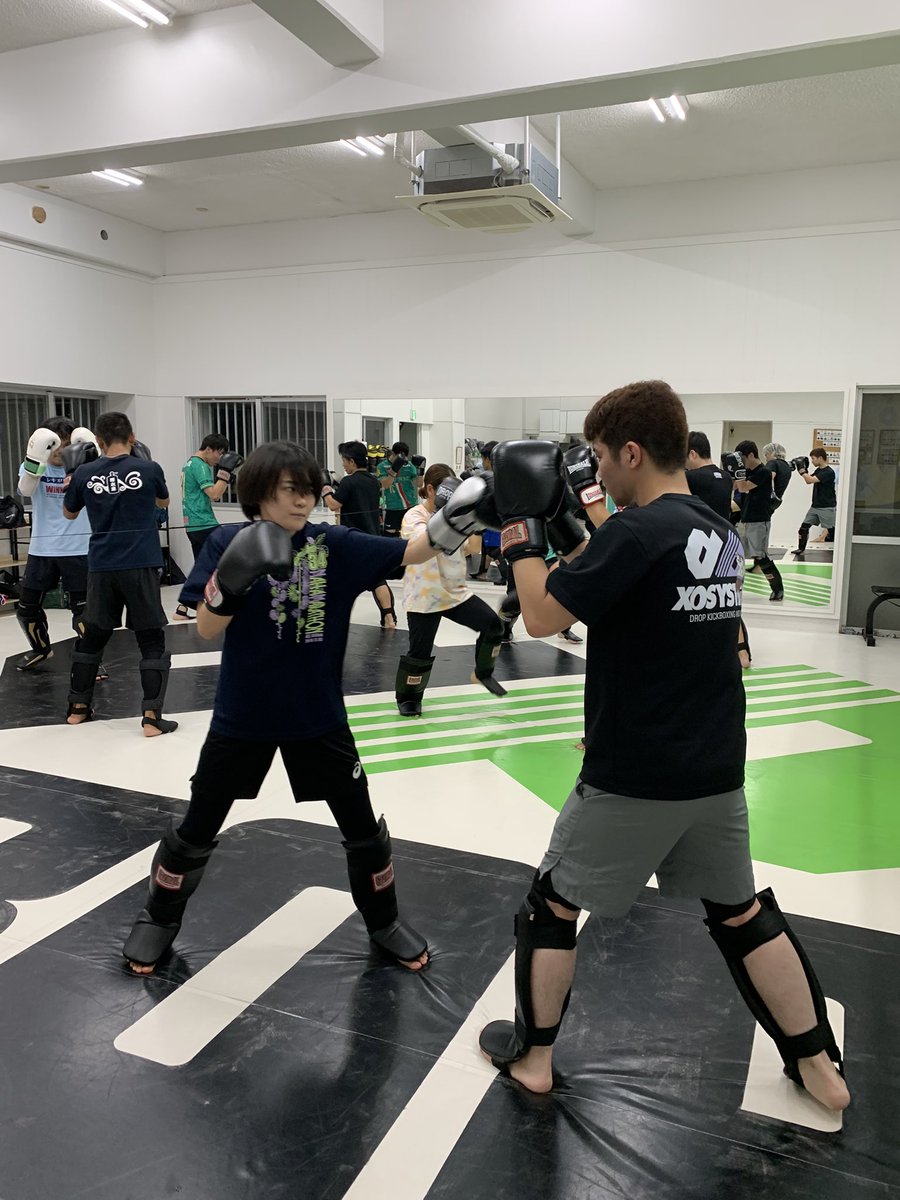 kickboxingDROP's tweet photo. 木曜19:30〜20:30はキックボクシングクラス。
今日もたくさんの方が参加してくれました。
皆さんお疲れ様でした✨ https://t.co/yX17nPoztq