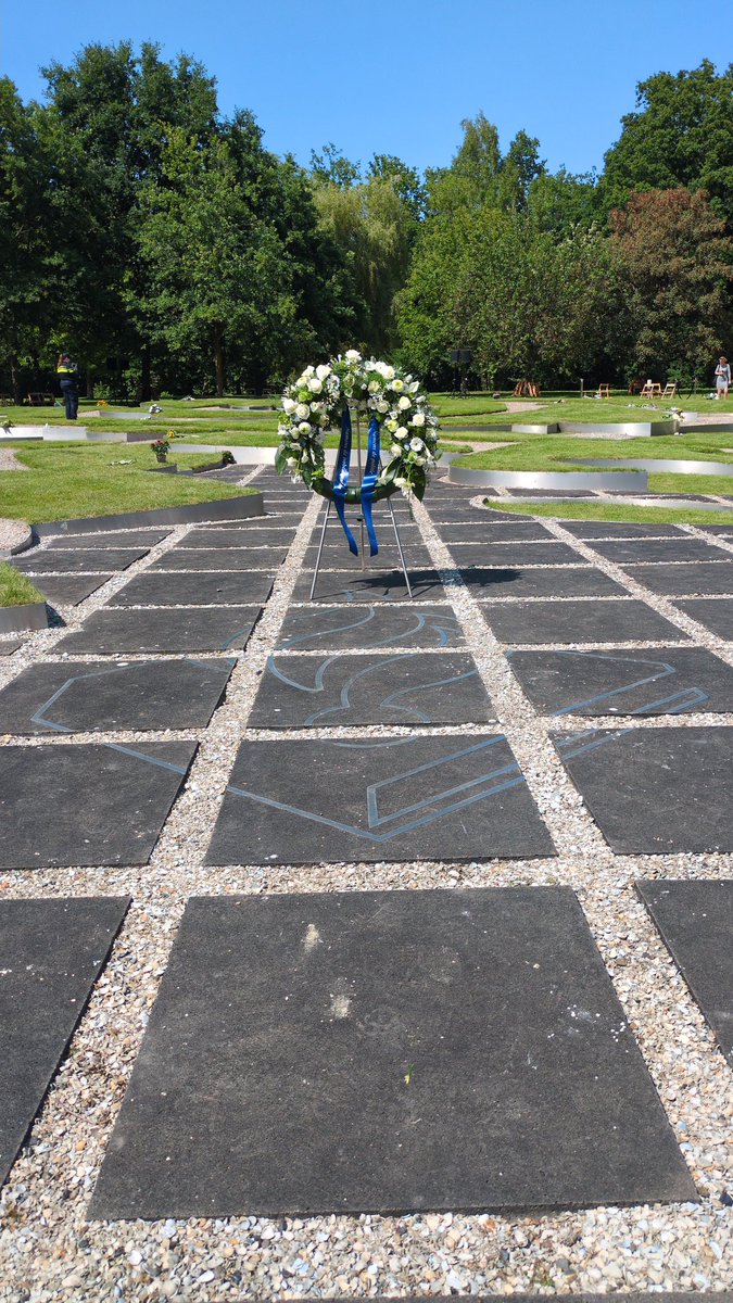 vandaag herdenken wij in verbondenheid de collega's die het hoogste offer hebben gebracht aan de samenleving en de rechtsstaat. 
Wij staan ook stil op de blijvende impact die dit heeft op de nabestaanden en de directe collega's. Daar past diep respect en dankbaarheid bij.