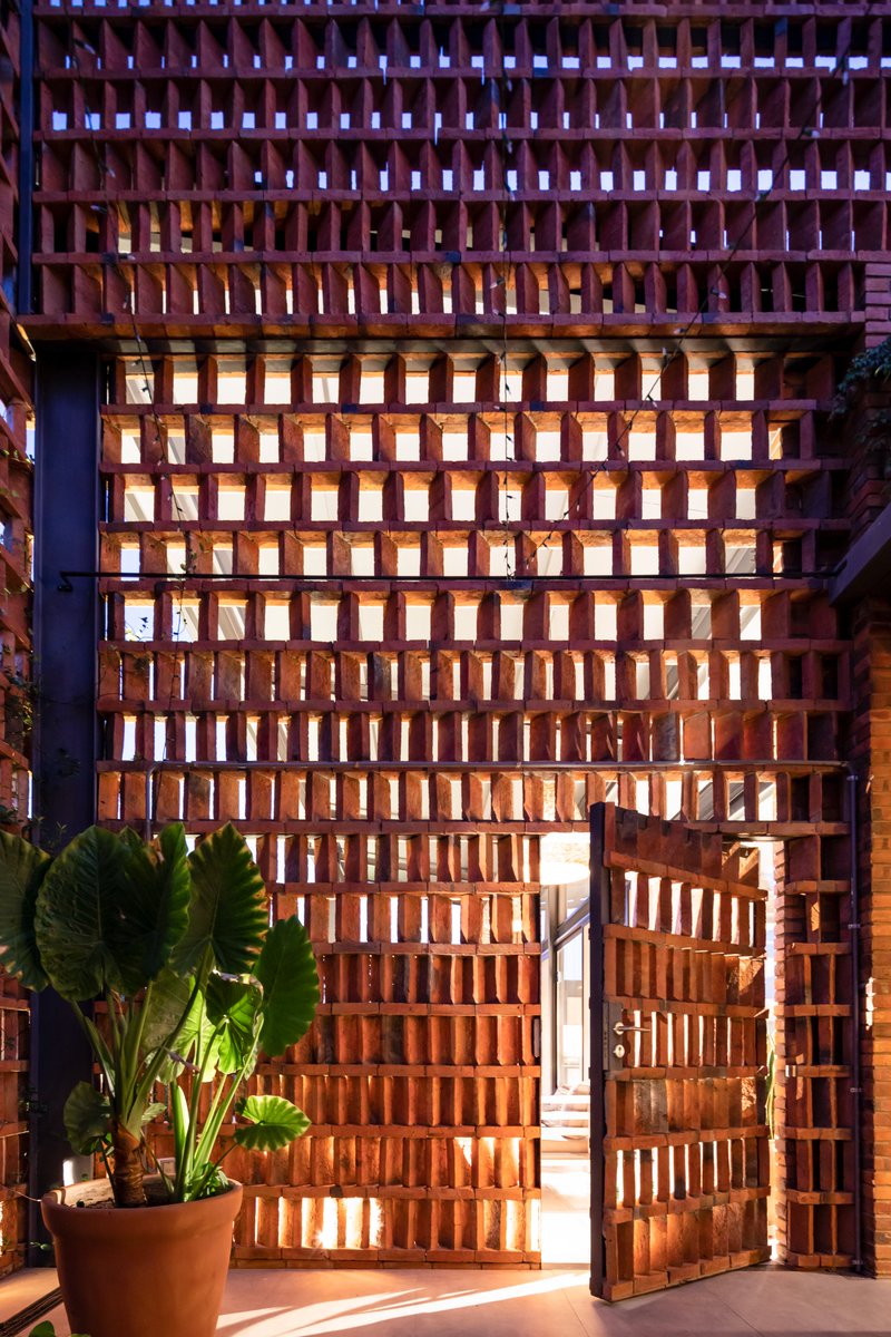 RevistaAIA's tweet photo. Casa Atalaya forma parte de la edición 206 de @RevistaAIA. Proyecto del equipo de la Arq. Violeta Pérez, pensado como refugio de fin de semana en Surubí’i. Ladrillo, calma y conexión con el entorno.
📲 en Digital https://t.co/LlOKEzmwWV
📞 (+595) 981 183 062
📧 info@aia.com.py https://t.co/1mhThZdEsq