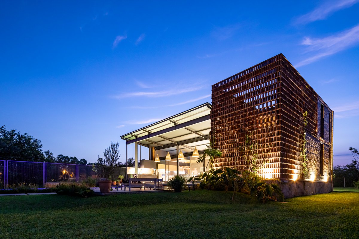RevistaAIA's tweet photo. Casa Atalaya forma parte de la edición 206 de @RevistaAIA. Proyecto del equipo de la Arq. Violeta Pérez, pensado como refugio de fin de semana en Surubí’i. Ladrillo, calma y conexión con el entorno.
📲 en Digital https://t.co/LlOKEzmwWV
📞 (+595) 981 183 062
📧 info@aia.com.py https://t.co/1mhThZdEsq