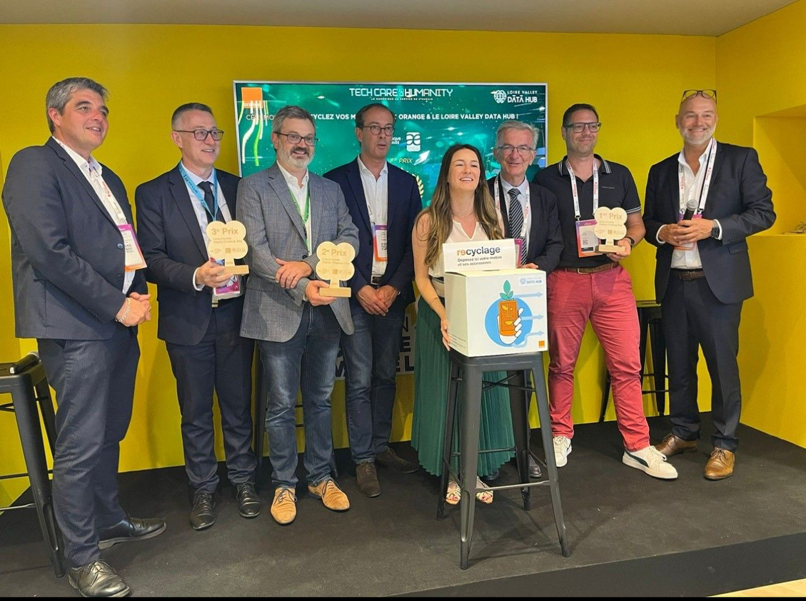 OrangeCentreLoire (@orangecvl) on Twitter photo 📸 Ça s’est passé hier, en direct de #Vivatech2025 :
♻️ Remise du prix Orange à l’Agence de l’eau Loire-Bretagne dans le cadre du challenge « Recyclez vos mobiles » mis en place avec le <a href="/EDIH_LVDH/">Loire Valley Data Hub</a> !
🤝 Engagés pour un numérique responsable. 📸 Ça s’est passé hier, en direct de #Vivatech2025 :
♻️ Remise du prix Orange à l’Agence de l’eau Loire-Bretagne dans le cadre du challenge « Recyclez vos mobiles » mis en place avec le <a href="/EDIH_LVDH/">Loire Valley Data Hub</a> !
🤝 Engagés pour un numérique responsable.