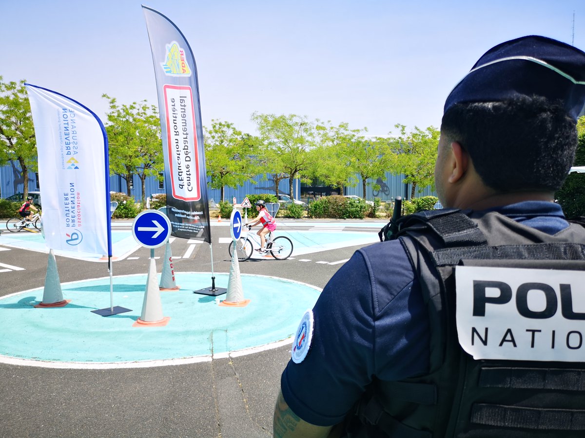 PoliceNat_41's tweet photo. #prévention | Le 11 juin 2025, la finale des pistes s'est déroulée au centre départemental d'éducation routière à #Blois. 59 jeunes cyclistes ont participé à des épreuves, dans la bonne humeur et la chaleur.
Bravo à toutes et à tous.
#PDASR #PDASR41 https://t.co/YzjIrBfCYx