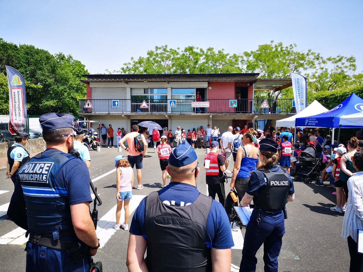 PoliceNat_41's tweet photo. #prévention | Le 11 juin 2025, la finale des pistes s'est déroulée au centre départemental d'éducation routière à #Blois. 59 jeunes cyclistes ont participé à des épreuves, dans la bonne humeur et la chaleur.
Bravo à toutes et à tous.
#PDASR #PDASR41 https://t.co/YzjIrBfCYx