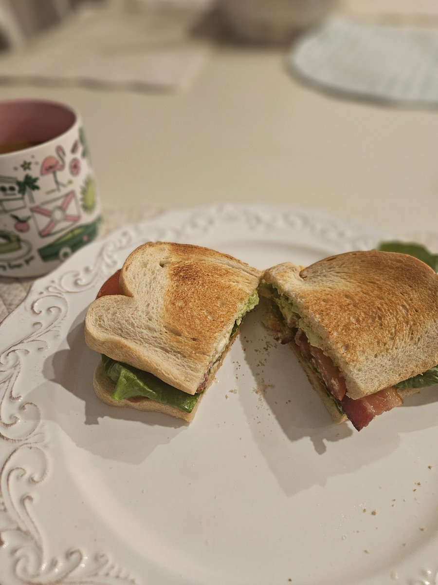 Hoy dejamos la humildad a un lado y me hice un BLT sandwich de desayuno.

Buen provecho si ya desayunaron 🙏