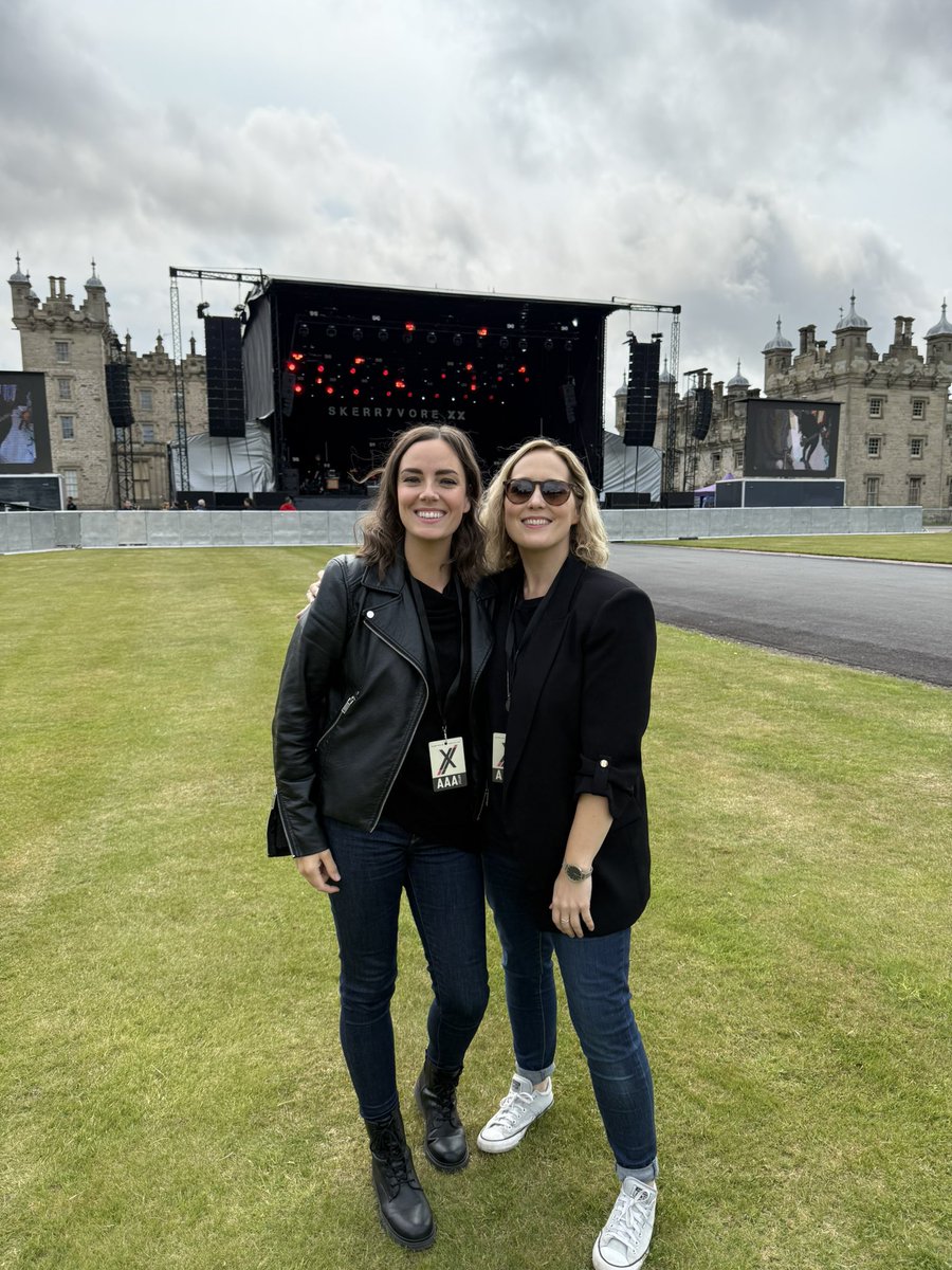 A bloomin’ HUGE welcome to all of our new followers!

We can’t believe the amount of folks following our social media pages over the past couple of weeks it’s been insane!

Welcome to Team Eves and becoming an Eveling ❤️

Big Love
Caroline and Marissa
💋💋