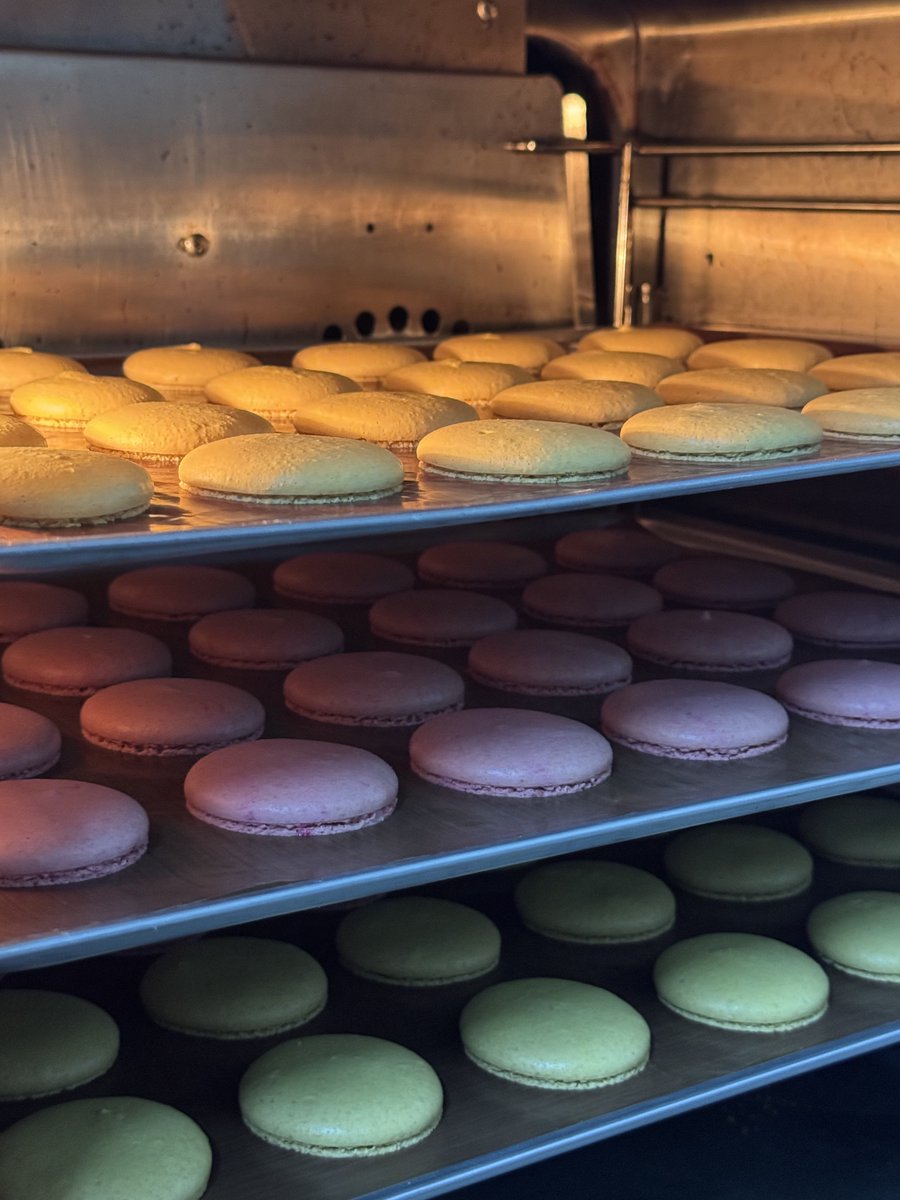 วันนี้เตรียมแพคหมดทุกอย่างแล้วใช่ปะ พรุ่งนี้ขนส่งมาก็รับได้เลย แต่อยู่ดีๆ มาการองก็ขาดไป 20 ตัว จะบ้าาาา ปกตินี่คำนวนเผื่อตลอด อบใหม่ดิคับอย่างอแง เปิดเตาตอน 2 ทุ่ม 😭😭😭😭😭