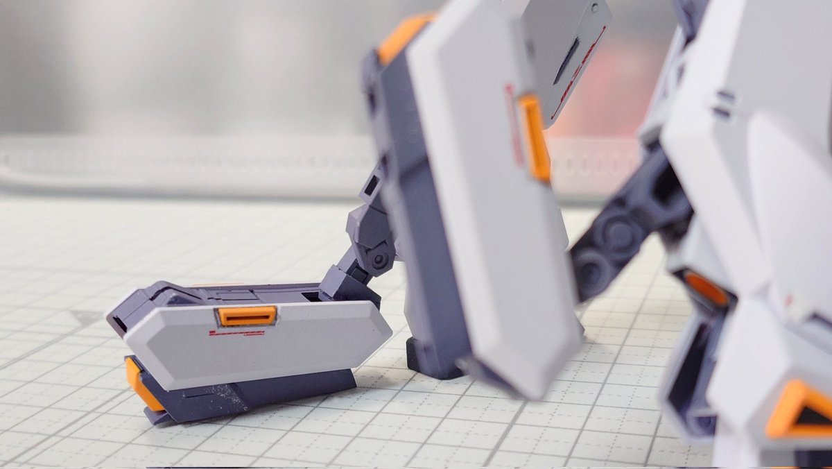 改修箇所は定番工作(になるであろう)ウーンドウォートの脚短縮、背面のプリムローズⅡのスラスター再現(&amp;ウェポン装着用バインダーの形状変更)

またホバーユニットの展開を設定を踏まえ再現しました。
#AOZ
#AOZReboot