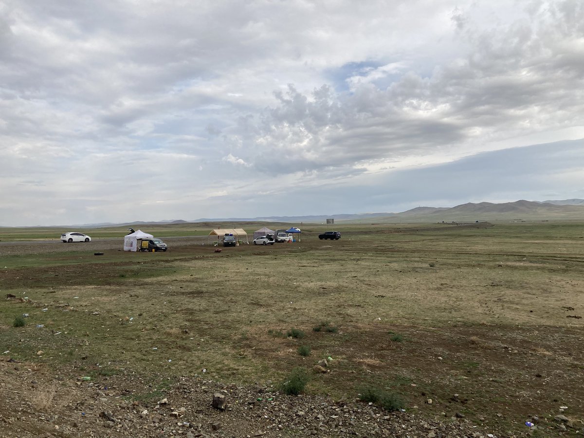 Нисэх зурвасын харалдаа дахиад л хоолны цэгүүд байрлаж шувуу цуглуулж эхэлсэн бн. Төв аймгийнхан хэдэн хуушуур зарахгүй бол үхлээ юу. Энэтхэгт өнөөдөр 787 онгоц 2 хөдөлгүүрт зэрэг асуудал гарснаас унаж осолдоод бн. Хамгийн магадлалтай шалтгаан нь шувуу!Зайлаачээ онгоцны замаас!