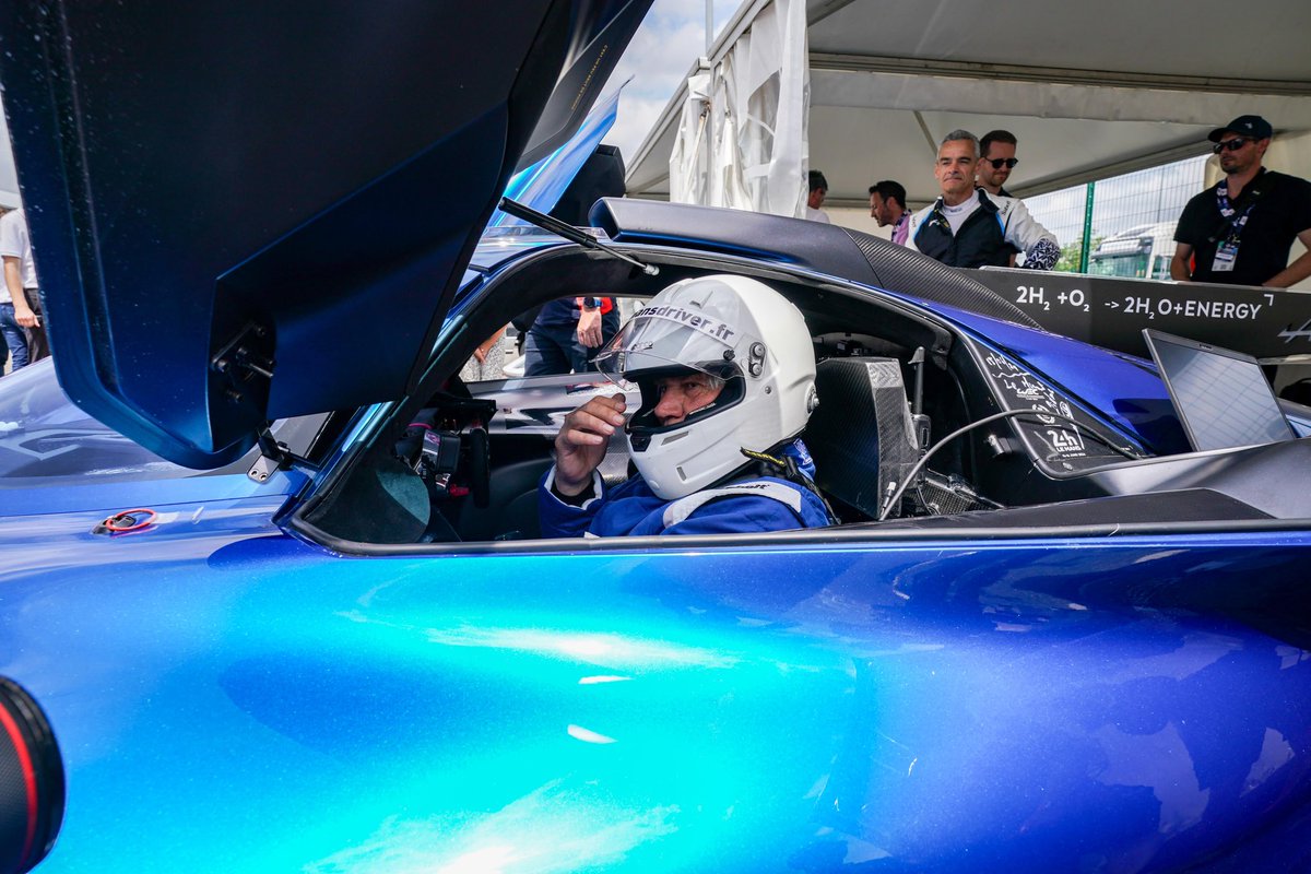 SLeFoll's tweet photo. Une expérience formidable avec l’Alpine hydrogène. Impressionnant de passer la barre des 300km/h bravo et merci au super pilote David 😜et à toute l’équipe Alpine @AlpineRacing https://t.co/mB1z3s91RG
