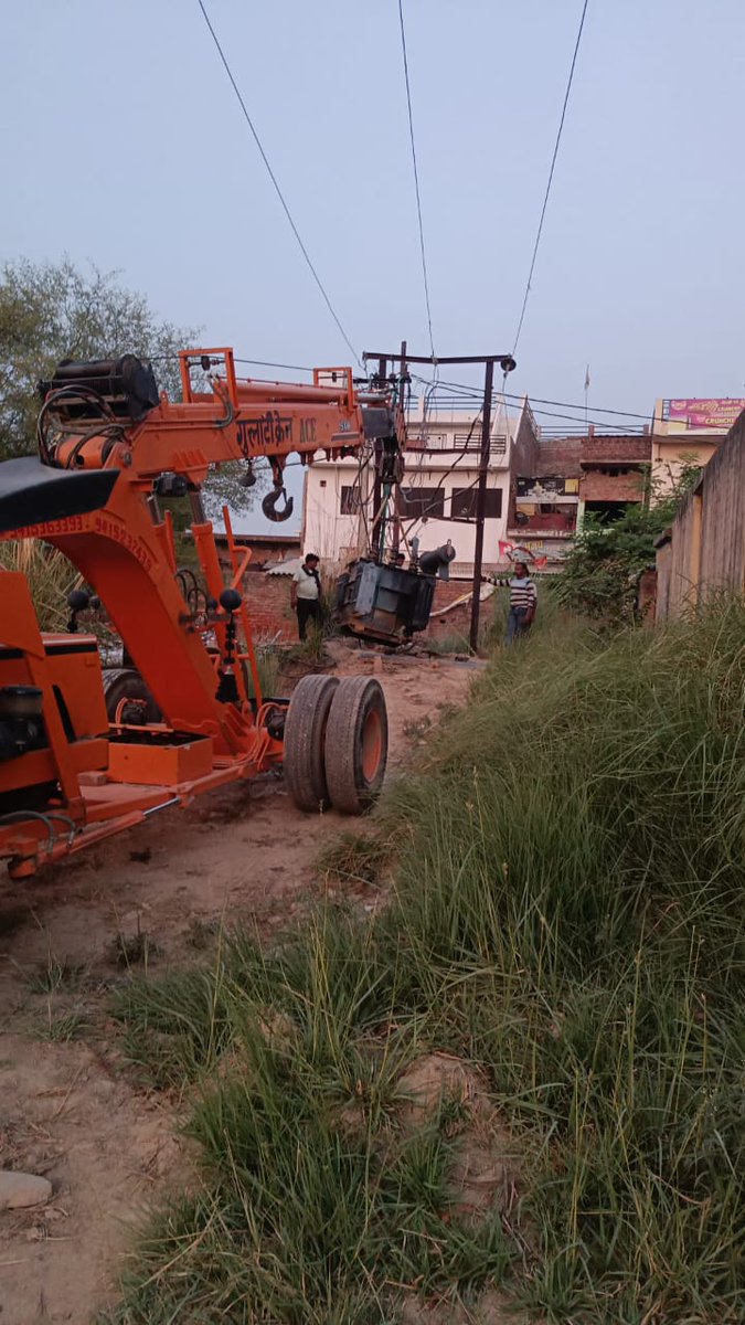 PuVVNLKAUSHAMBI's tweet photo. #DT
हमारा लक्ष्य-बेहतर उपभोक्ता सेवा l
खण्ड-चायल के विद्युत उपकेंद्र-मूरतगंज पोषित ग्राम अज़रौली मे 250KVA क्षतिग्रस्त विद्युत परिवर्तक के बदलने का कार्य किया जा रहा है
@UPPCLLKO
@mduppcl
@aksharmaBharat
@ChairmanUppcl https://t.co/bgsj7IveT2