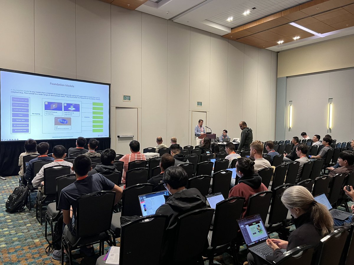 wayne_wu_0503's tweet image. Prof. Marco @drmapavone is now talking! In Davidson A2-A3 #CVPR25