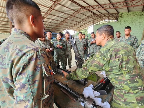 NotimilOficial's tweet photo. El Centro de Entrenamiento y Escuela de Artillería Antiaérea Conjunta capacitó a los alumnos de la Escuela de Infantería Aérea en el manejo de material antiaéreo, como parte de su formación militar.

🎯 Instrucción técnica
🛡️ Defensa y protección del espacio aéreo https://t.co/bPU12ftu8F