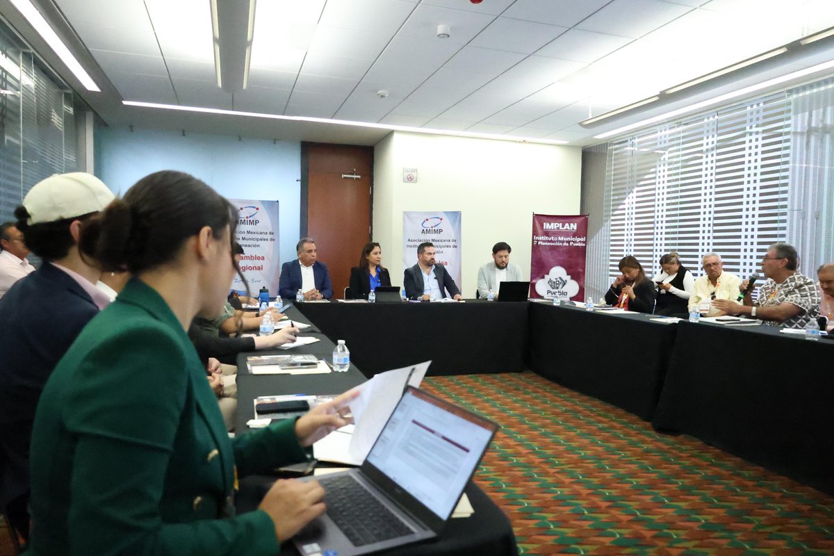 Puebla_IMPLAN's tweet photo. La verdadera innovación urbana no nace en pantallas, sino en puentes. 🌉

En la #AMIMP2025, Puebla demostró que el futuro de las ciudades está en:

🔸 Romper islas de información 
🔸 Traducir ideas en expedientes financiables
🔸 Formar a los arquitectos sociales del mañana https://t.co/1JXyMArP9X