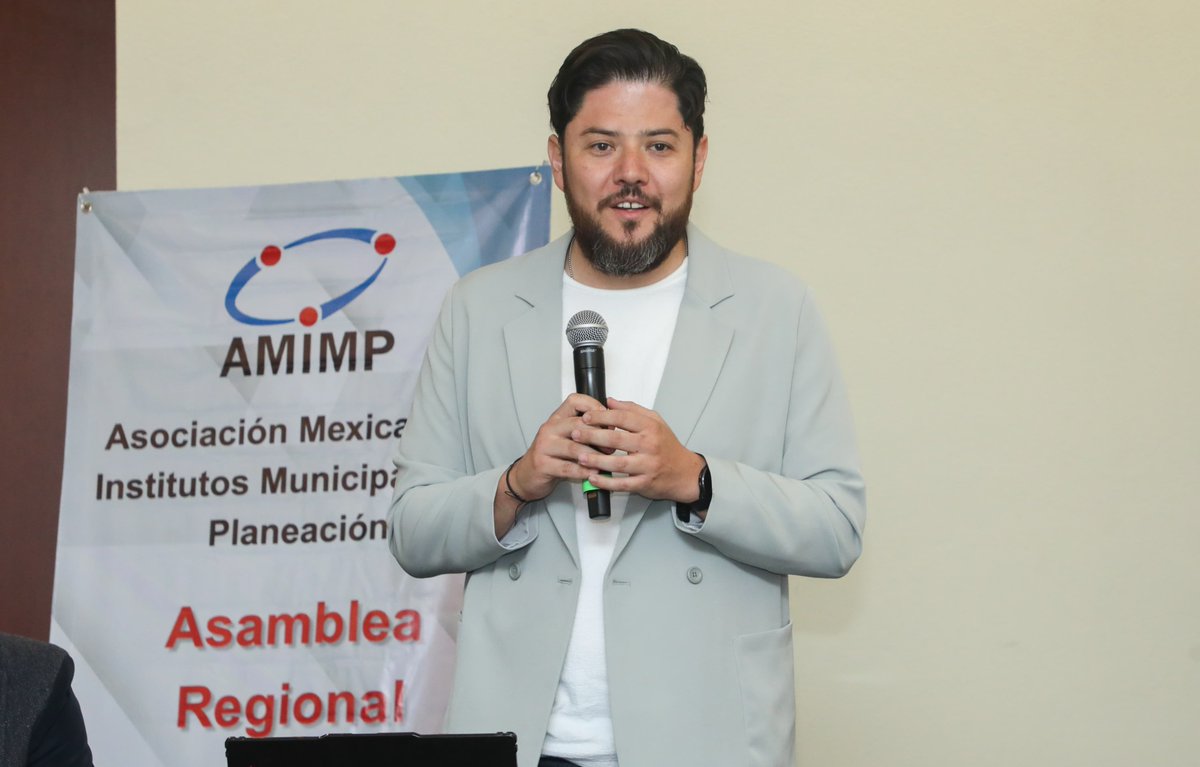 Puebla_IMPLAN's tweet photo. La verdadera innovación urbana no nace en pantallas, sino en puentes. 🌉

En la #AMIMP2025, Puebla demostró que el futuro de las ciudades está en:

🔸 Romper islas de información 
🔸 Traducir ideas en expedientes financiables
🔸 Formar a los arquitectos sociales del mañana https://t.co/1JXyMArP9X