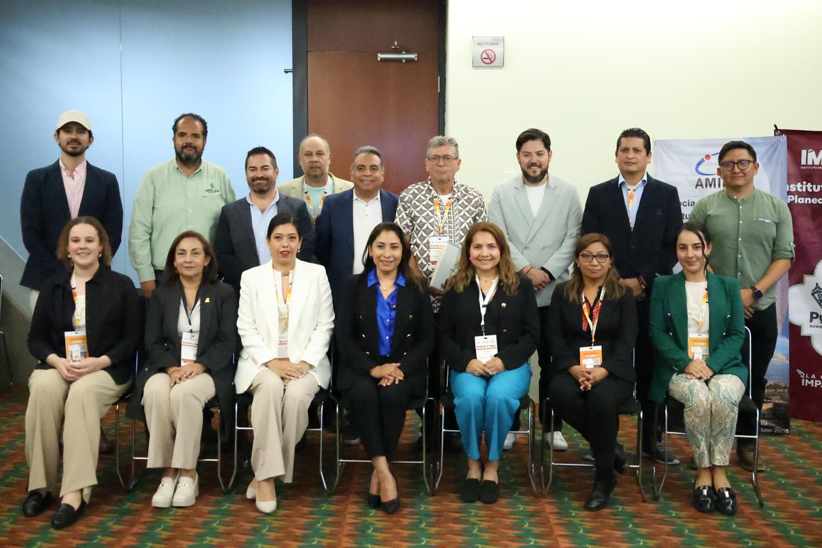 Puebla_IMPLAN's tweet photo. La verdadera innovación urbana no nace en pantallas, sino en puentes. 🌉

En la #AMIMP2025, Puebla demostró que el futuro de las ciudades está en:

🔸 Romper islas de información 
🔸 Traducir ideas en expedientes financiables
🔸 Formar a los arquitectos sociales del mañana https://t.co/1JXyMArP9X