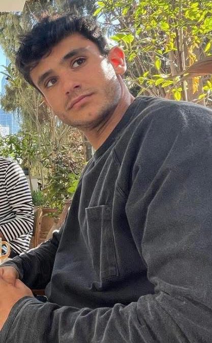 אבי הרוש:

ריף ילד שלי, 

אתה מקשיב לי ריף?. 
אני סחוט. זו עוד תקופה של גלים גבוהים. נמאס לי להחזיק בפנים. אני בוכה. בלי לשים לב. בוכה בחוץ ובפנים.

אתה מקשיב לי ריף?. 
מאז שנהרגת הפסקתי לשחק אותה ״גבר גבר״. לא מעניין אותי מה אחרים חושבים או אומרים. לא משנה לי ״תעשה ככה או ככה״.