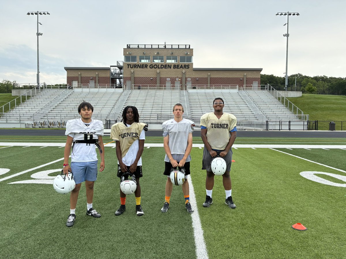 Week ✌️ award winners!

Freshman: Hunter Russell
Offense: Josue Castillo
Defense: Jaidyn McNeal
Weight Room: Brandon Marshall 

#COMPETE • #Unite92
