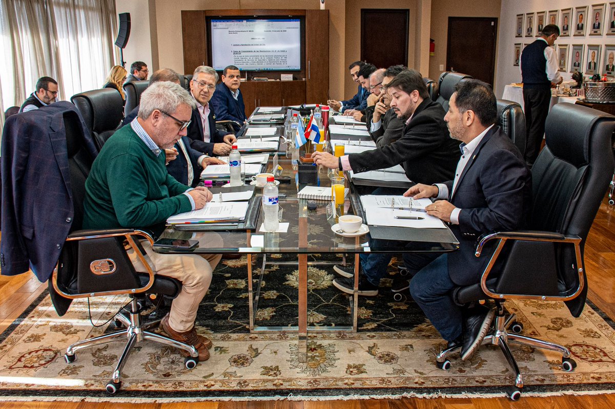 El Consejo de Administración de la Entidad Binacional Yacyretá se reunió hoy en Asunción. En cumplimiento a lo establecido en el Tratado y el Reglamento Interno, la alta instancia sesionó en forma extraordinaria, en dos ocasiones, durante las cuales, abordaron temas de suma