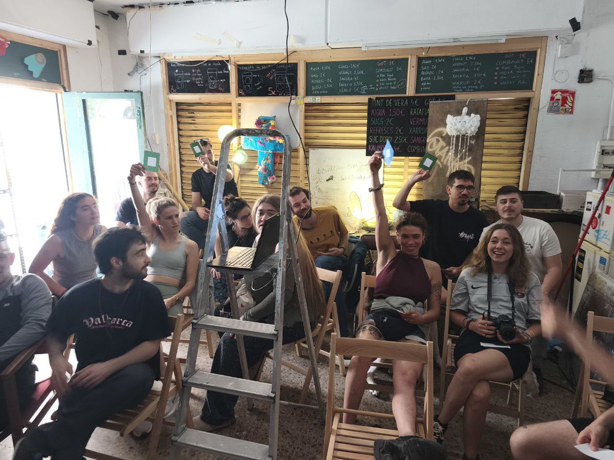 omniumgracia's tweet image. Èxit de la formació/dinàmica sobre l’ús social del català i el seu paper a la cultura popular que vam celebrar a l’Associació Festa Major Carrer La Perla @PerlesdeGracia
A Gràcia, compartim el català❗️