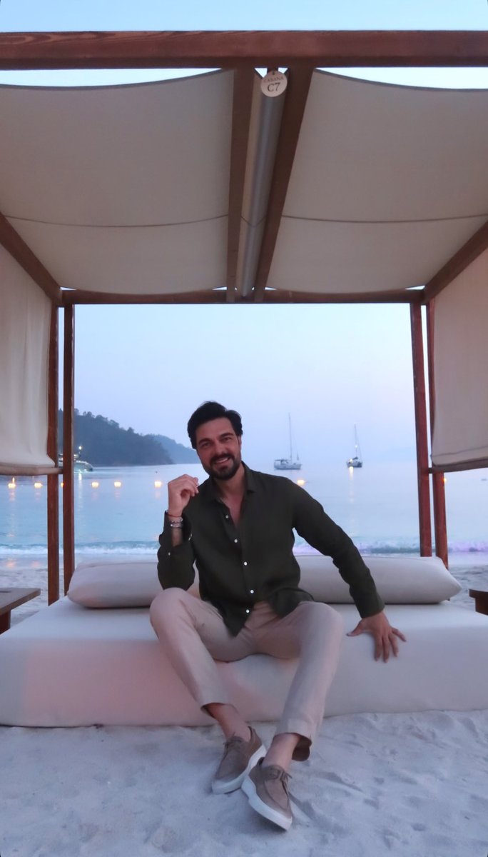 GuunneeL's tweet photo. Halil ve yaz aylarındaki uzun kollu gömlekleri 😂
Tatil yaramış belli. Acayip iyi görünüyor 😏😍 

#HalilİbrahimCeyhan https://t.co/6l5V4BjVZ4