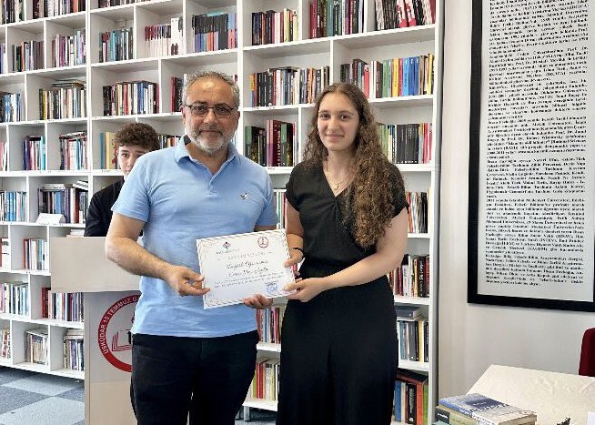 Üsküdar İlçe Millî Eğitim Müdürlüğü (@uskudarmem) on Twitter photo Anadolu Mektebi Projesi kapsamında 15 Temmuz Gazileri Anadolu Lisemizin düzenlediği “Cengiz Aytmatov Paneli”, Şube Müdürümüz Örsan Özkan’ın katılımıyla düzenlendi.
Öğrencilerimizi tebrik ederiz.
<a href="/MucahitYentur/">Murat Mücahit Yentür</a>
<a href="/semih_uskmem/">Semih Durmuş 🇹🇷</a>
<a href="/anadolumektebi/">Anadolu Mektebi</a>
<a href="/istanbulanmek/">istanbulanadolumektebi</a> Anadolu Mektebi Projesi kapsamında 15 Temmuz Gazileri Anadolu Lisemizin düzenlediği “Cengiz Aytmatov Paneli”, Şube Müdürümüz Örsan Özkan’ın katılımıyla düzenlendi.
Öğrencilerimizi tebrik ederiz.
<a href="/MucahitYentur/">Murat Mücahit Yentür</a>
<a href="/semih_uskmem/">Semih Durmuş 🇹🇷</a>
<a href="/anadolumektebi/">Anadolu Mektebi</a>
<a href="/istanbulanmek/">istanbulanadolumektebi</a>