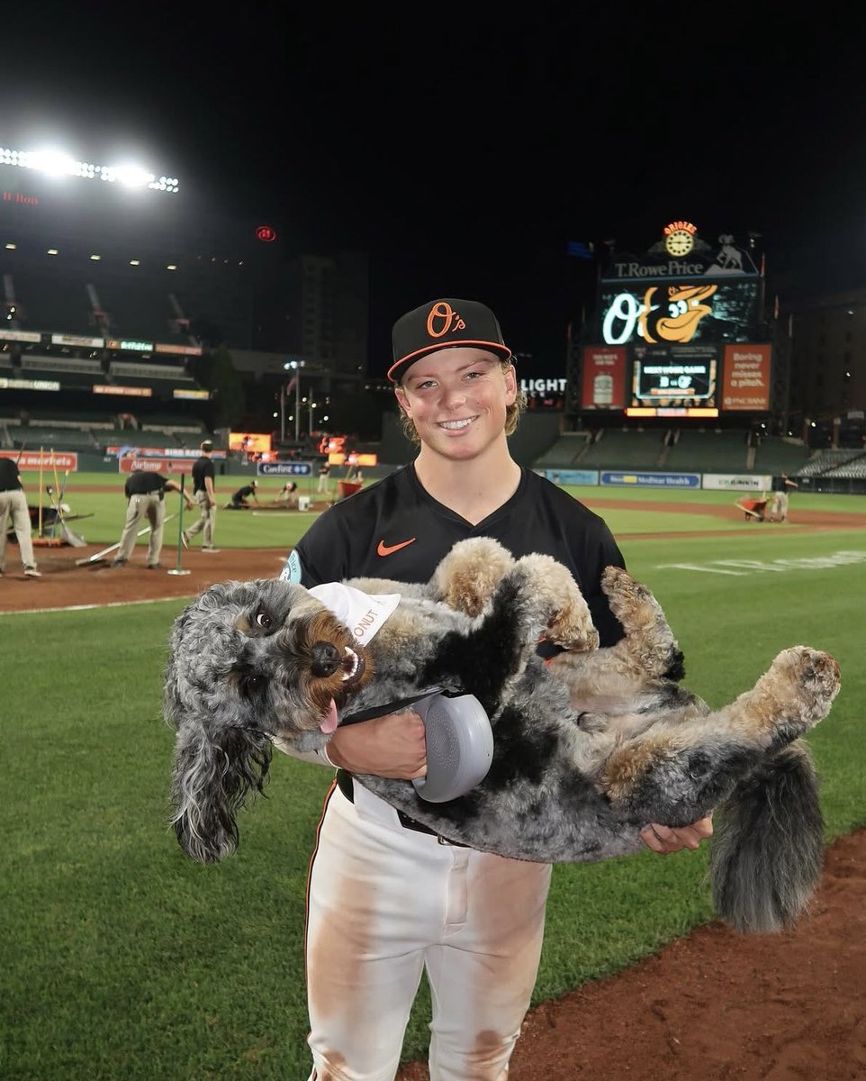 Coconut in the building = Jackson Holliday produces

The Orioles’ second baseman had two hits last night to continue his success on Bark at the Park nights at Camden Yards.

📸: chloehollidayyy on IG