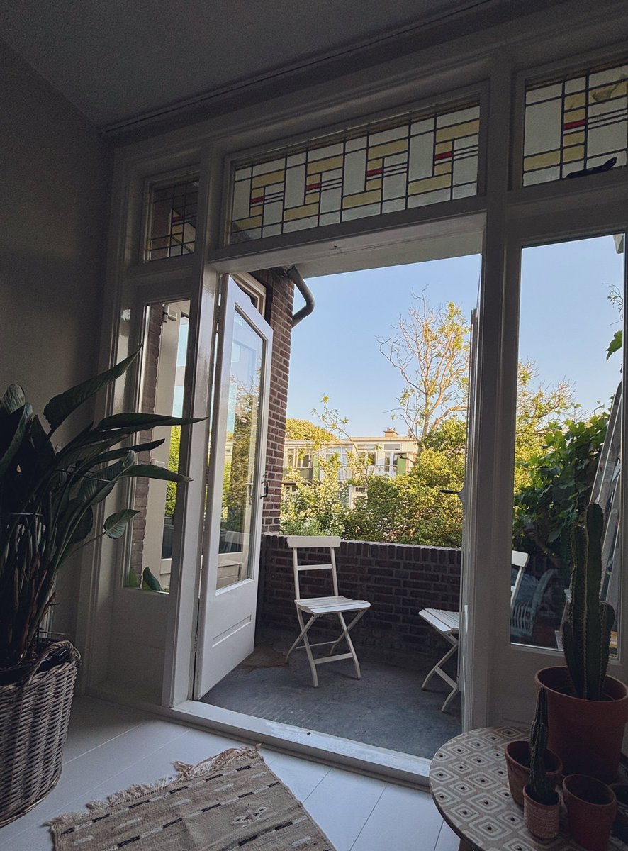 Grappig.
Ik woonde groot met megatuin.
Nu alsnog luxe hoor, met twee balkons en dakterras.

Maar ik merk nu al dat ik veel makkelijker en langer de balkondeuren opengooi, dan dat ik ‘vroeger’ in m’n tuin ging zitten.

Ellek nadeel…
😊