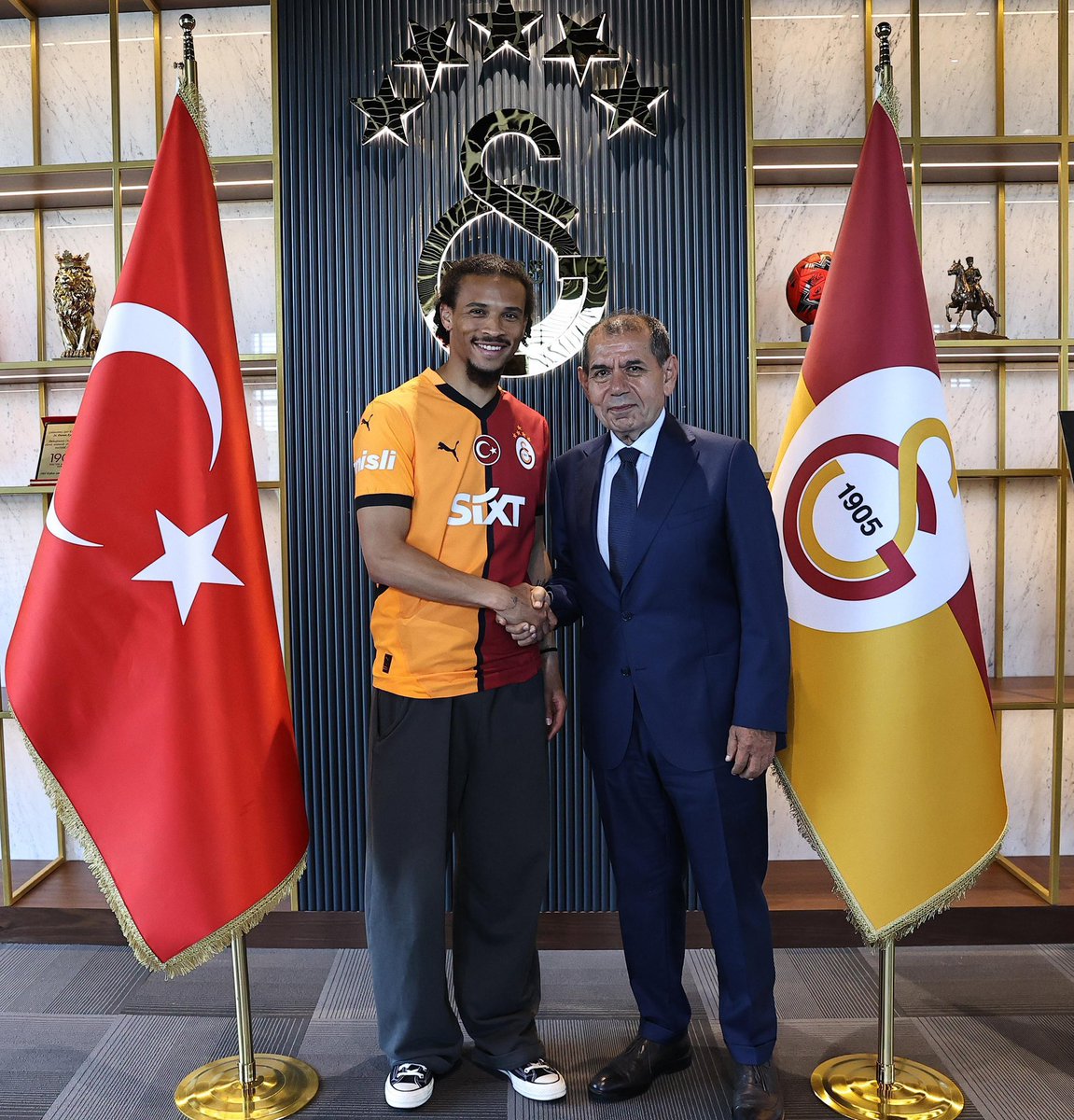 Galatasaray ile 3 yıllık sözleşme imzalayan Leroy Sane:

"Galatasaray uğruna her şeyimi vermek için sabırsızlanıyorum."