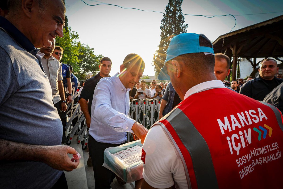 Genel Başkanımız Özgür Özel, hayatını kaybeden Manisa Büyükşehir Belediye Başkanımız Ferdi Zeyrek için Manisa Cumhuriyet Meydanı’nda kurulan taziye çadırlarını ziyaret ettikten sonra Hatuniye Camii’nde okutulan mevlide katıldı.