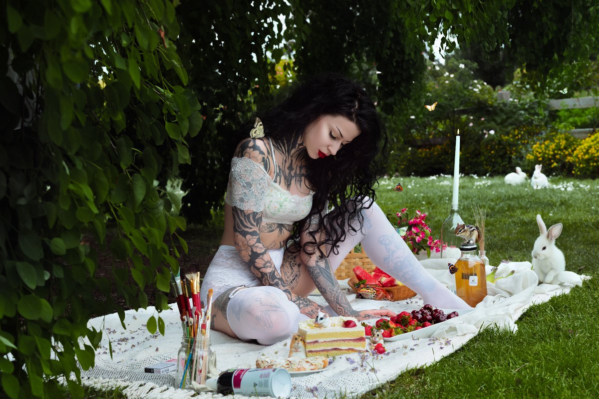 Sweet Treats ✨ <a href="/slimsaydeeee/">SlimSaydeee</a> 

(Zoom into cake 😜)