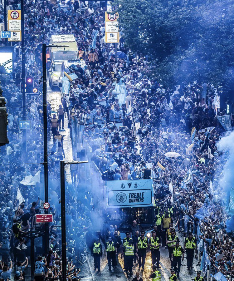 FRBlueMoon's tweet photo. 📸 Il y a deux ans aujourd’hui, 200 000 fans de @ManCity ont célébré le 𝑻𝑹𝑬𝑩𝑳𝑬 à Manchester sous la pluie. 🌧️🩵

𝗨𝗡 𝗠𝗢𝗠𝗘𝗡𝗧 𝗜𝗡𝗖𝗥𝗢𝗬𝗔𝗕𝗟𝗘. 🏆🏆🏆 https://t.co/Hcn1gVY7hx
