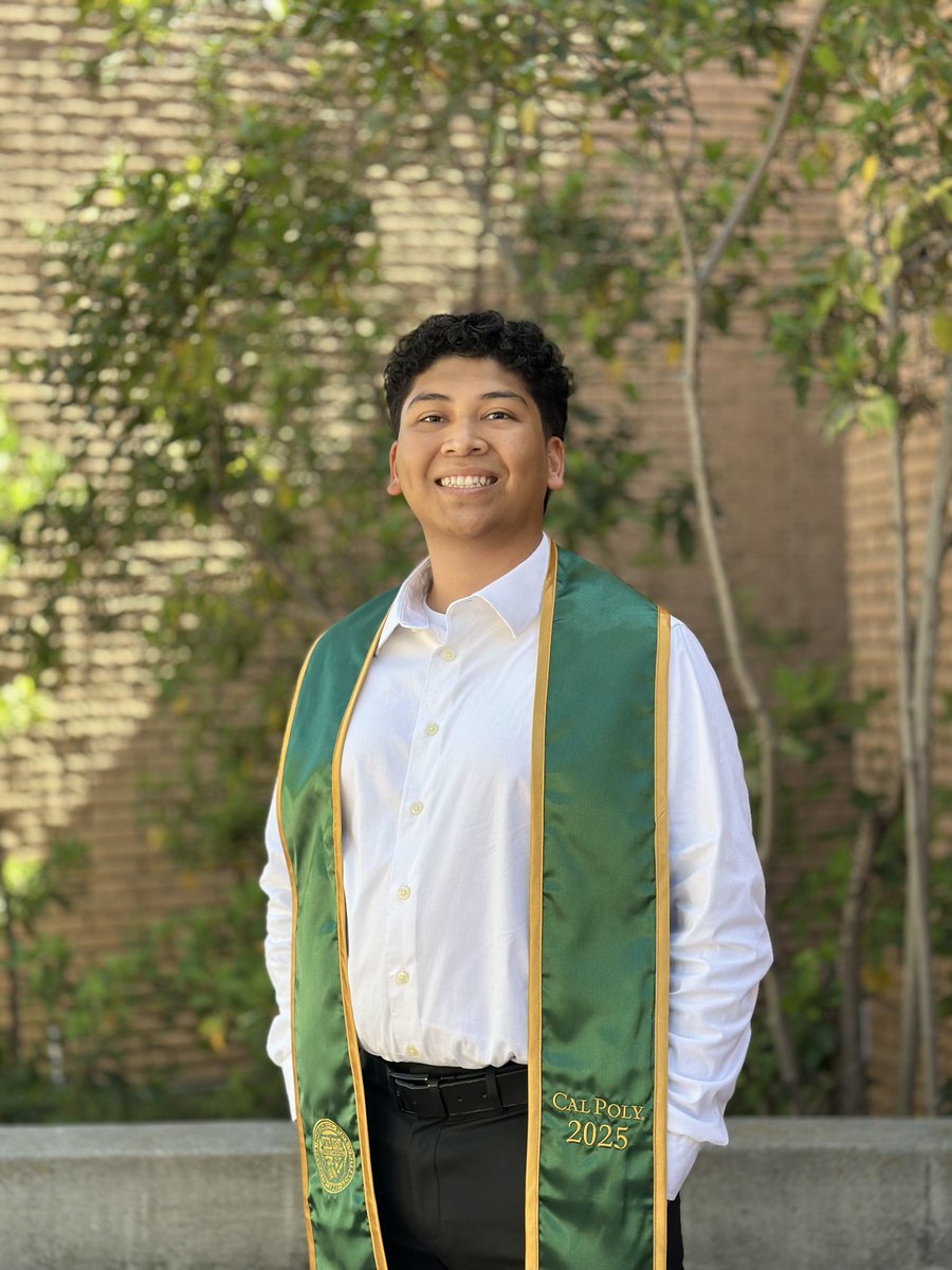Animatedburrito's tweet photo. Graduation pics with the roomies got taken!!! https://t.co/mv7HcIdmRq