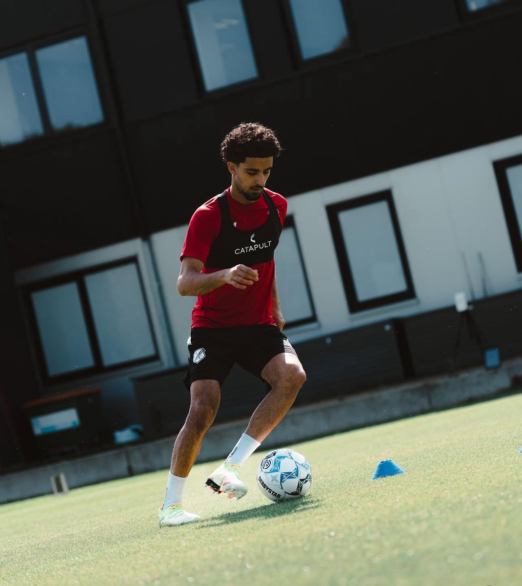 الدولي العراقي زيدان اقبال يواصل تدريباته الفردية التأهيلية مع فريقه اوتريخت الهولندي استعداداً للموسم الجديد.