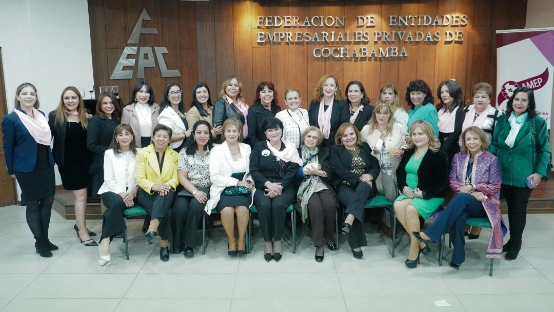 UnifranzBolivia's tweet image. 🤝 #UnifranzCochabamba participó en el acto de posesión del nuevo Directorio 2025–2027 de #AMEP.

La nueva mesa directiva está liderada por Roxana Neri Pozo, destacada referente del liderazgo femenino.

#LiderazgoFemenino #InnovaciónEnEducación #VinculaciónInstitucional