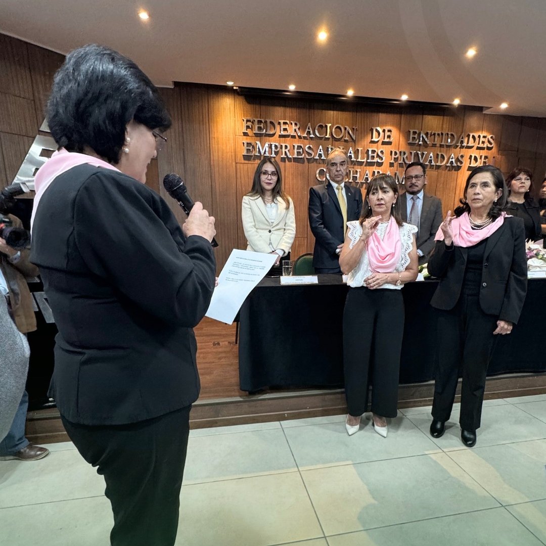 UnifranzBolivia's tweet image. 🤝 #UnifranzCochabamba participó en el acto de posesión del nuevo Directorio 2025–2027 de #AMEP.

La nueva mesa directiva está liderada por Roxana Neri Pozo, destacada referente del liderazgo femenino.

#LiderazgoFemenino #InnovaciónEnEducación #VinculaciónInstitucional