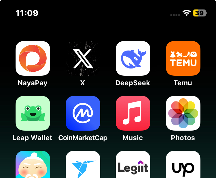 XUzairr's tweet photo. As a brand & font designer, every time I see the X logo in dark mode, I wonder: why am I a designer? hehe
iOS users: up to ~82%, prefer dark mode—so please, respect designers!
@elonmusk @X #xlogo #logo #design #font https://t.co/3cIZKI7pdf